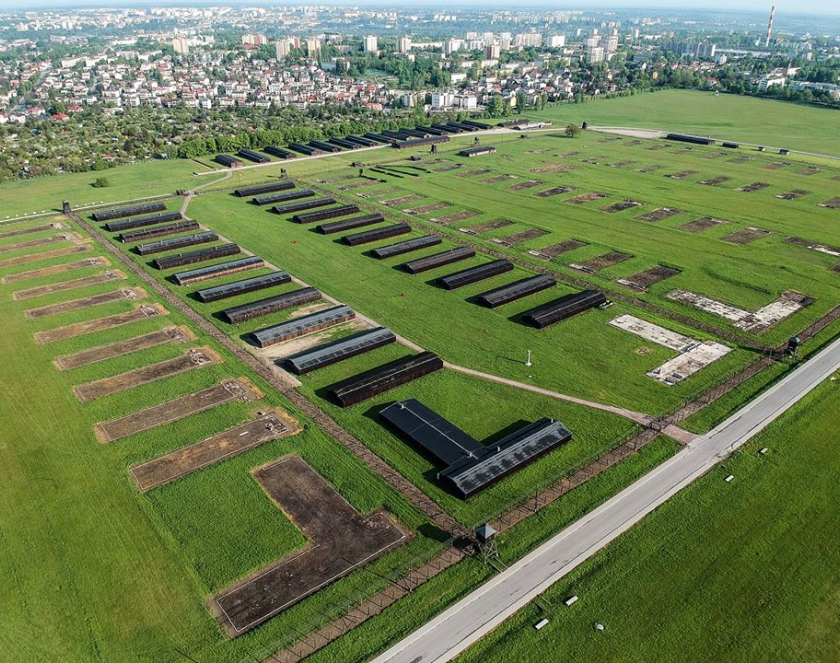 Zdjęcie z lotu ptaka. Baraki i miejsca po nich. Dookoła tereny zielone