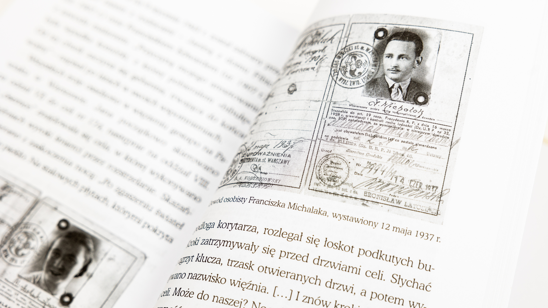Jedna ze stron książki zapisana tekstem zawiera skan dokumentu z czasów drugiej wojny światowej, widoczna fotografia dowodowa oraz pieczątki urzędowe.