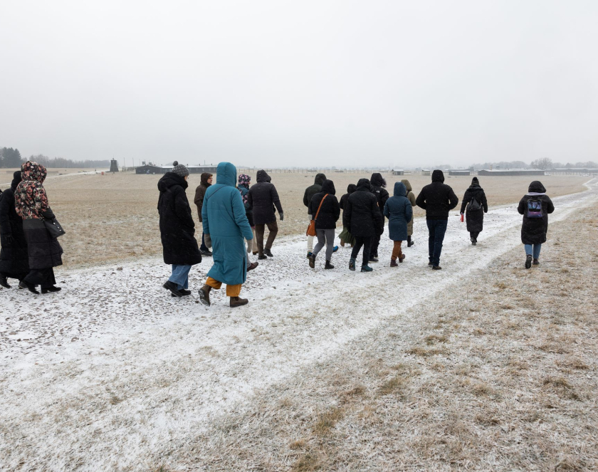 Grupa osób na terenie byłego obozu koncentracyjnego na Majdanku.