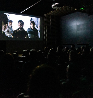 Sala kinowa, na dużym ekranie kadr z filmu 