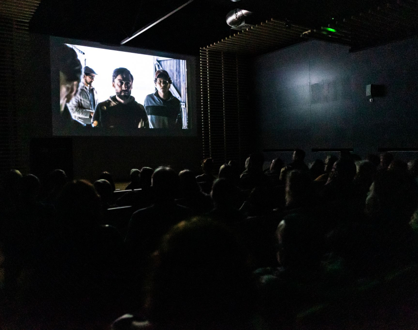 Sala kinowa, na dużym ekranie kadr z filmu 