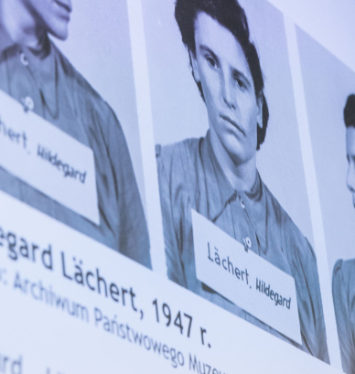 Slajd na dużym ekranie przedstawiający portrety Hildegard Lachert  