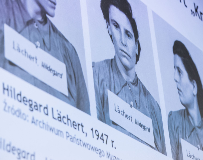 Slajd na dużym ekranie przedstawiający portrety Hildegard Lachert