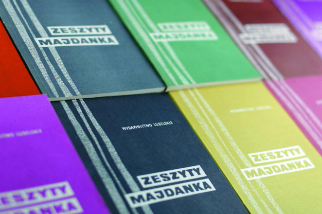 Różnokolorowe okładki książek leżących obok siebie. Na nich napis: Zeszyty Majdanka