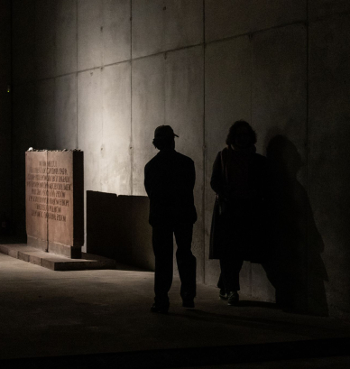 Dwie osoby w ciemnym pomieszczeniu. 