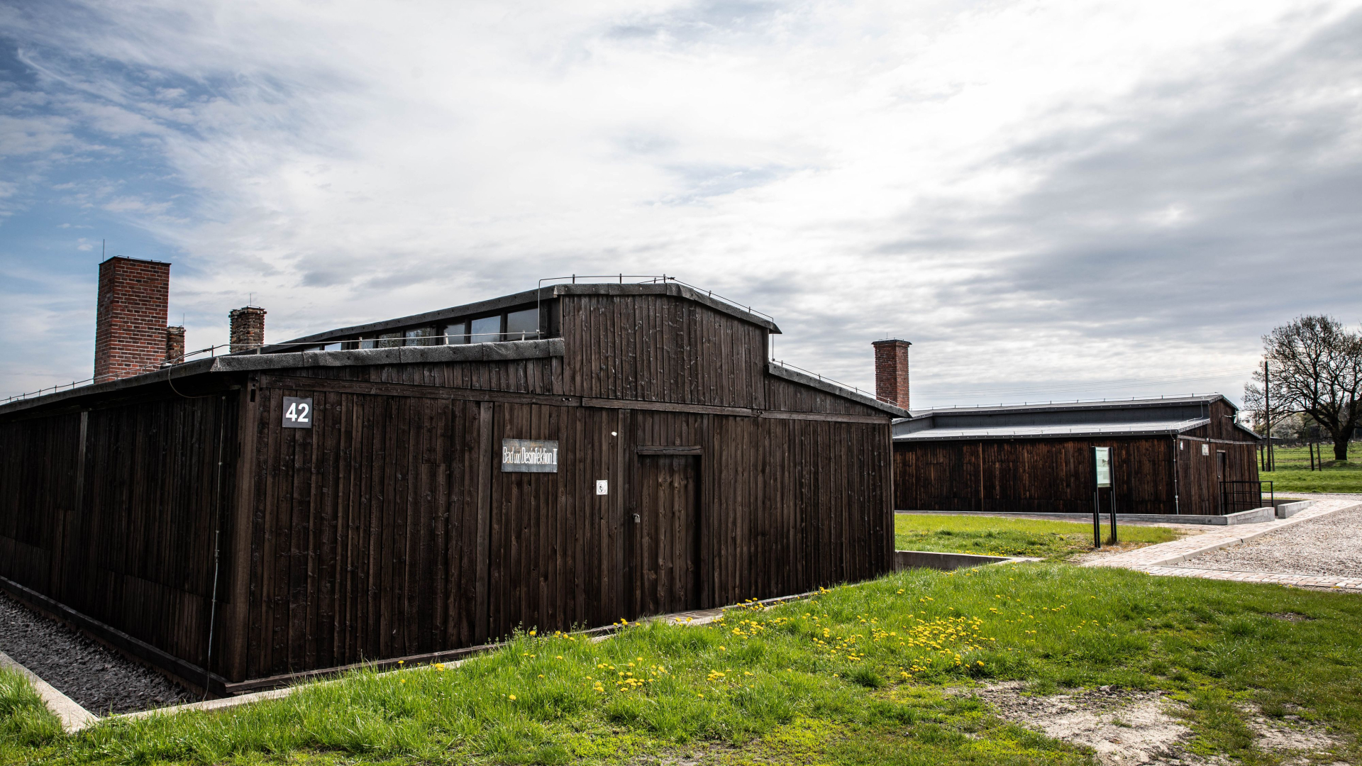 Zdjęcie współczesne przedstawiające dwa baraki łaźni. 