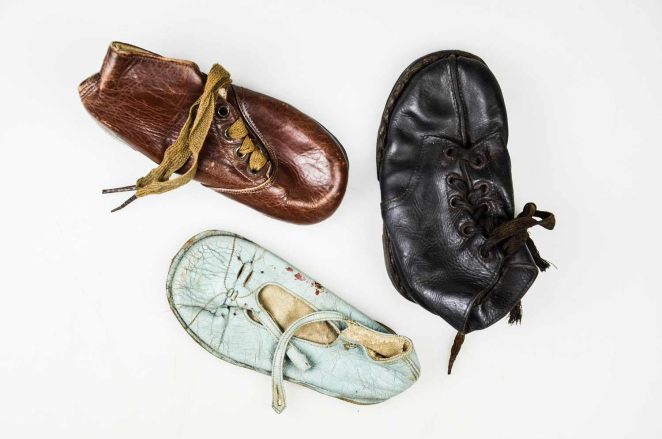 Zdjęcie. Trzy buciki dziecięce, sznurowane, ze skóry