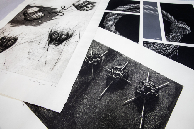 Zdjęcie czarno-białych grafik. Po lewej twarz człowieka. Po prawej sznur.