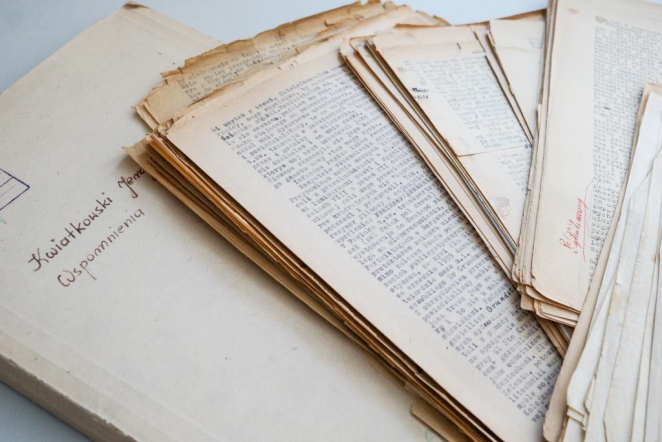 Pożółkłe dokumenty ułożone jeden na drugim, teczka z napisem: Kwiatkowski Jerzy, Wspomnienia 