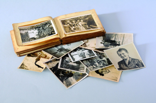 Zdjęcie albumu fotograficznego i rozłożonych luzem czarno-białych zdjęć