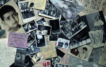 Zdjęcia, dokumenty, karty ułożone jedna na drugiej 