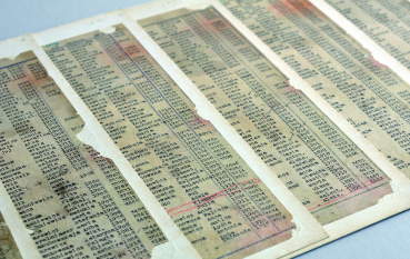 Fragmenty dokumentów, pożółkły papier, tekst maszynowy, liczne uszkodzenia 