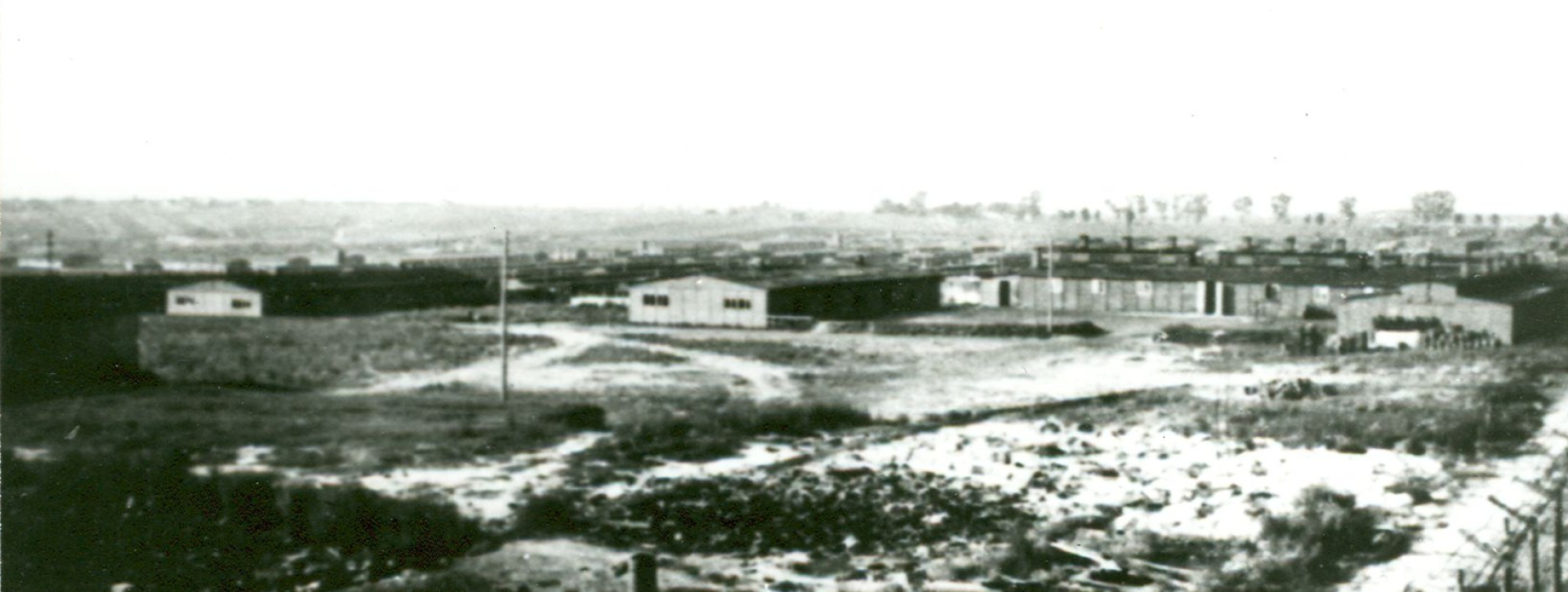 Zdjęcie z lotu ptaka, uklepana ziemia oraz niska obozowa zabudowa 