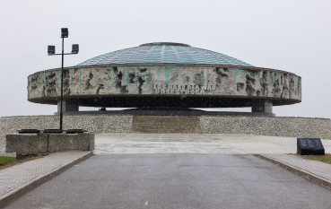 Pomnik Mauzoleum, monumentalna budowla o kształcie urny pokryta kopułą, na froncie napis: Los Nasz dla Was Przestrogą 