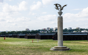 Kolumna Trzech Orłów - wysoka kolumna wsparta na potrójnym postumencie, głowica złożona z trzech ptaków podrywających się do lotu wspartych o kulę osadzoną na stożku 