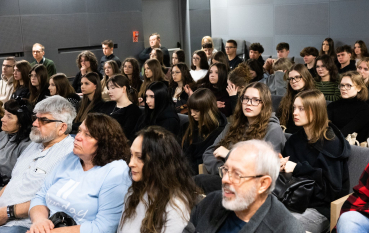 Grupa osób na sali audytoryjnej