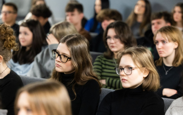 Grupa młodych ludzi na sali audytoryjnej 