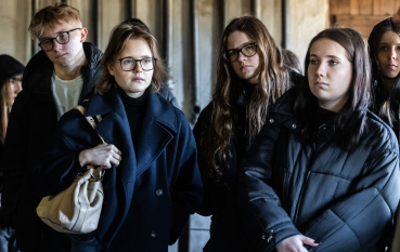 Grupa młodzieży w baraku Łaźni męskiej 