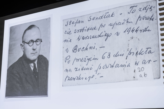 Zdjęcie prezentacji wyświetlanej podczas wykładu, mężczyzna w średnim wieku w okrągłych okularach oraz podpis: Stefan sendłak. To zdjęcie zrobione po upadku Powstania Warszawskiego w 1944 r w Bochni.