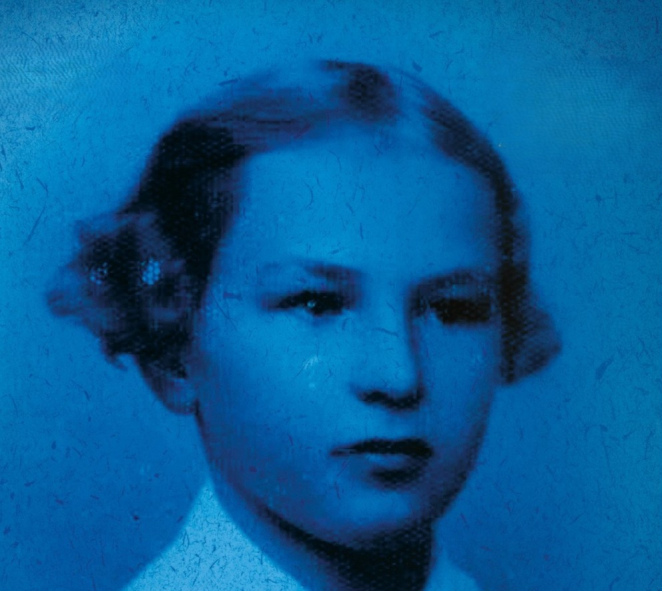 Zdjęcie portretowe w kolorze niebieskim, kilkuletnia dziewczynka w włosach upiętych w koszyczki nad uszami