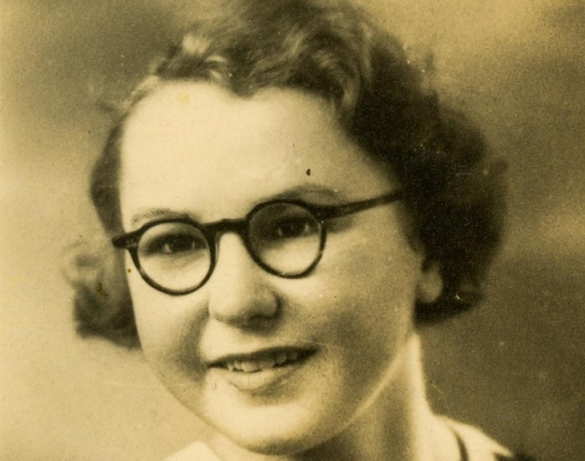 Portret młodej kobiety w okularach o okrągłych szkiełkach 