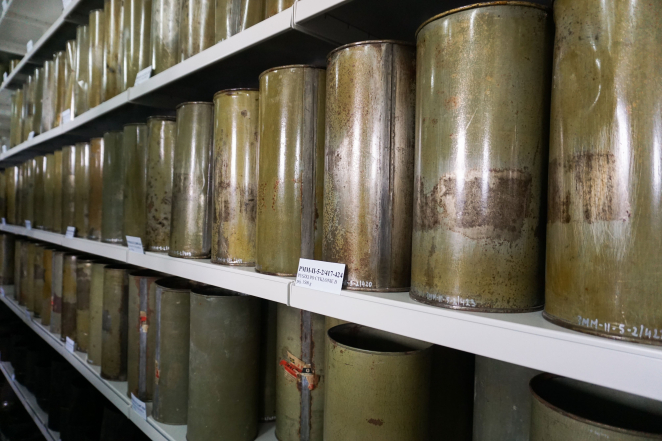 Rzędy metalowych puszek ustawionych na półkach