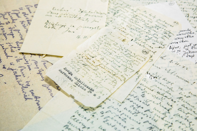 Dwa zniszczone, nadpalone dokumenty z listą nazwisk