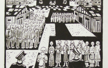 Czarno-biała grafika, dwóch żołnierzy w mundurach, jeden trzyma dwa psy, drugi pistolet, przed nimi rząd wychudzonych, łysych postaci ubranych w pasiaki, na drugim planie, grupa więźniów oraz wysoki budynek z płomieniami na wieżach.