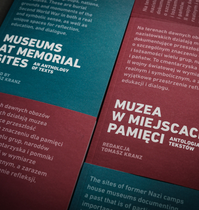 Okładki książek ułożone jedna pod drugą 