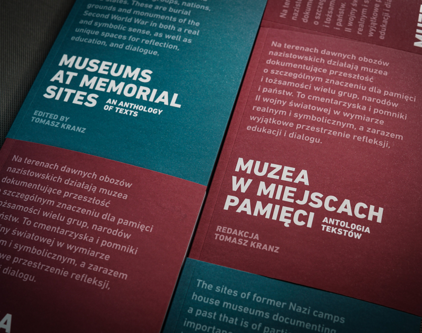 Okładki książek ułożone jedna pod drugą