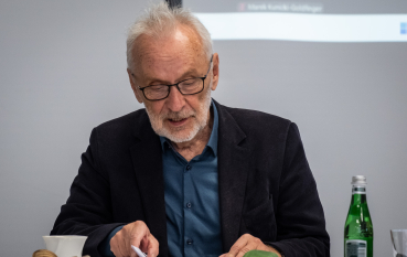 Starszy mężczyzna w okularach ubrany w garnitur