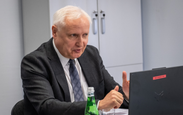 Starszy mężczyzna przed monitorem laptopa. 