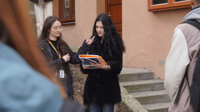 Dwie kobiety, jedna przemawia do mikrofonu. 