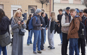 Grupa osób, głównie młodzieży.