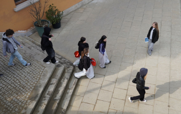 Zdjęcie z lotu ptaka, grupa młodych ludzi schodząca po schodach.