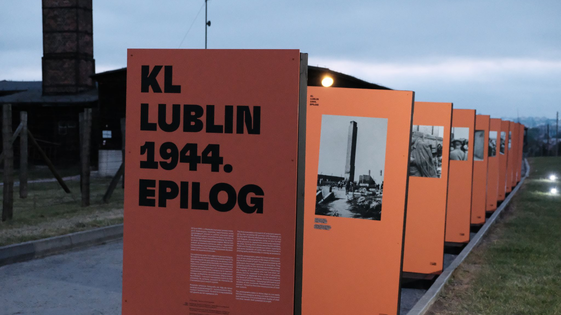 Zdjęcie przedstawiające szereg paneli wystawy w tym na pierwszym planie widoczna ciemno-pomarańczowa plansza tytułowa z czarnym napisem: KL Lublin 1944. Epilog.