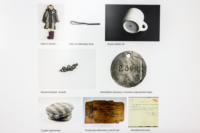 Ekran prezentujący siatkę cyfrowych zasobów archiwalnych. Widoczne są miniatury obiektów muzealnych, m.in. lalka, kubek, identyfikator obozowy, czapka więźniarska oraz dokumenty opisane w katalogu.
