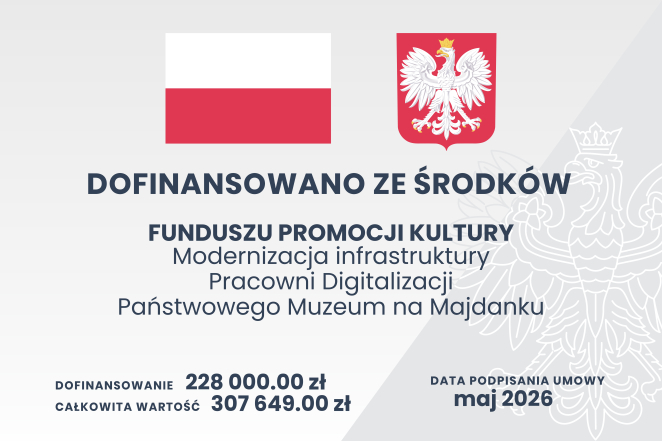 Tablica informacyjna z flagą oraz godłem Polski, poniżej napis: Dofinansowano ze środków funduszu Promocji kultury Modernizacja infrastruktury Pracowni Digitalizacji Państwowego Muzeum na Majdanku. dofinansowanie 228 000 zł, całkowita wartość: 307 649 zł, data podpisania umowy: maj 2026. 