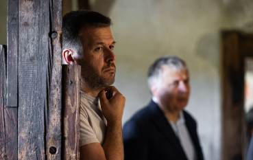 Zwiedzający podczas zwiedzania pomieszczenia Łaźni Męskiej