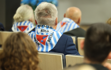 Byli więźniowie siedzący na sali audytoryjnej 