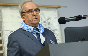Mężczyzna w okularach podczas przemówienie