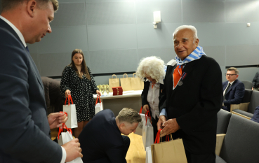 Goście wydarzenia podczas wręczania pakietów jubileuszowych. 