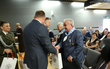 Goście wydarzenia podczas wręczania pakietów jubileuszowych. 
