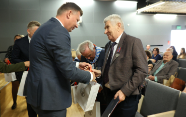 Goście wydarzenia podczas wręczania pakietów jubileuszowych. 