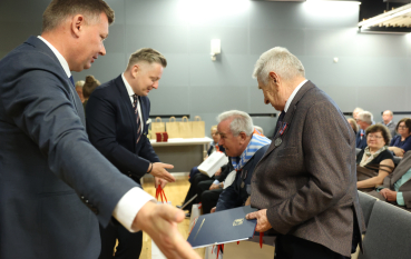 Goście wydarzenia podczas wręczania pakietów jubileuszowych. 
