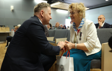 Goście wydarzenia podczas wręczania pakietów jubileuszowych. 