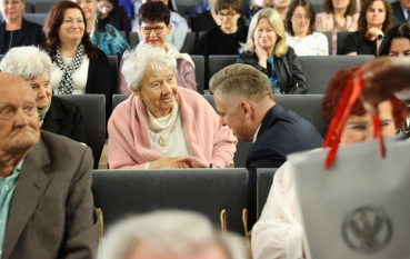 Goście wydarzenia podczas wręczania pakietów jubileuszowych. 