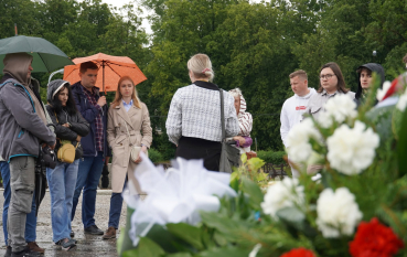 Grupa ludzi stojących na zewnątrz