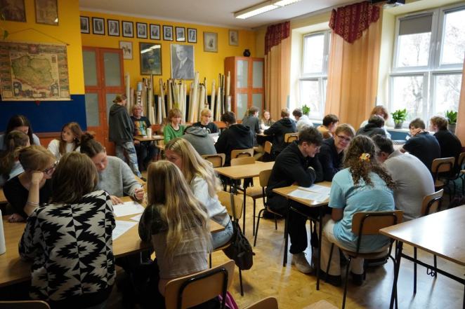 Uczniowie pracujący w grupach.