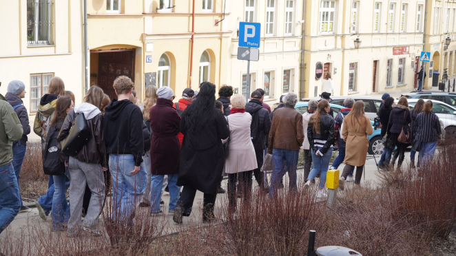 Grupa młodzieży idąca ulicą Lublina.
